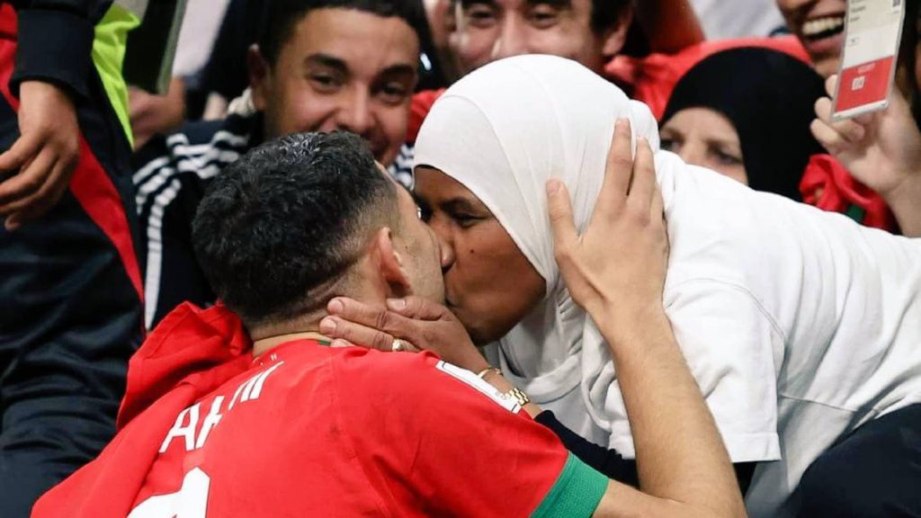 Achraf Hakimi Cium Ibu Rai Kemenangan Maghribi