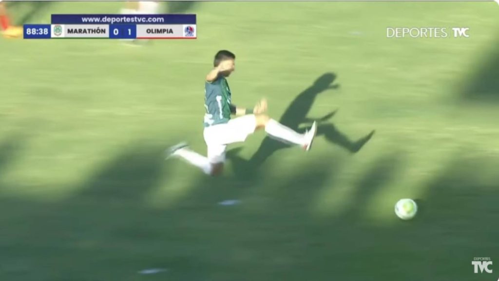 Terjahan ‘Kungfu’ Pemain Liga Honduras Hampir Patahkan Kaki Lawan