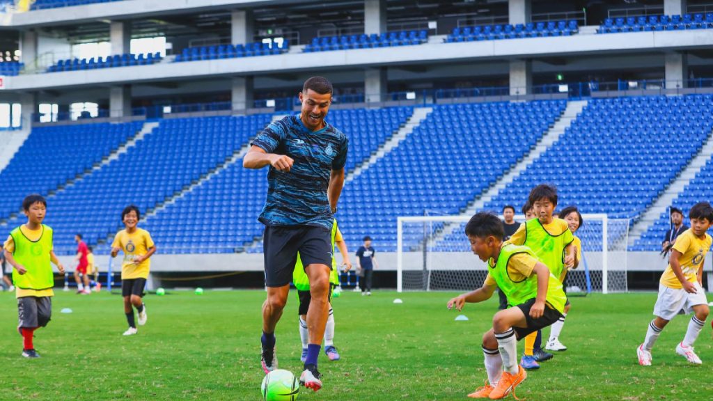 Gelagat Cristiano Ronaldo Layan Peminat Cilik Raih Perhatian