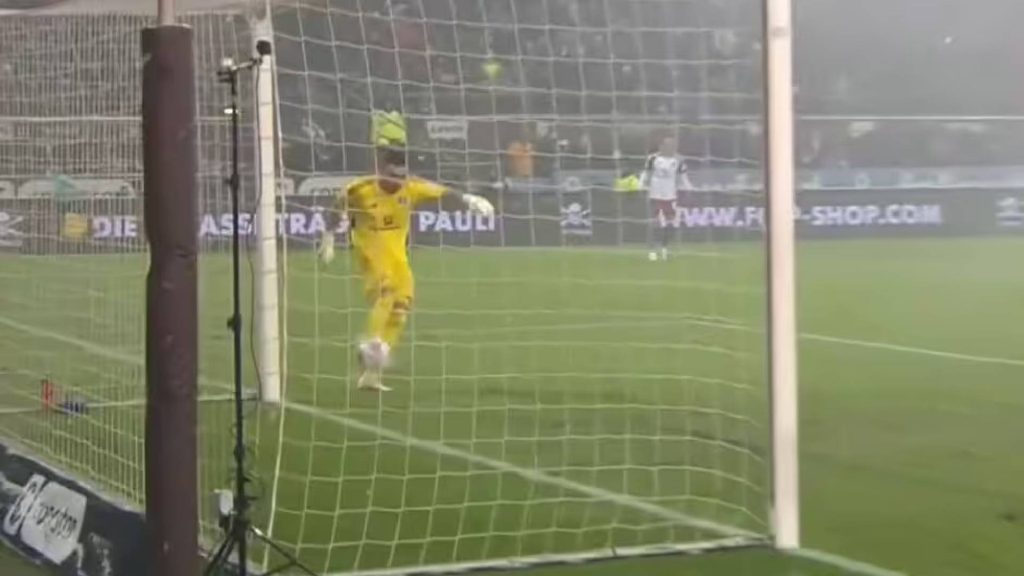 Aksi Lucu Penjaga Gol Jerman Curi Perhatian Netizen