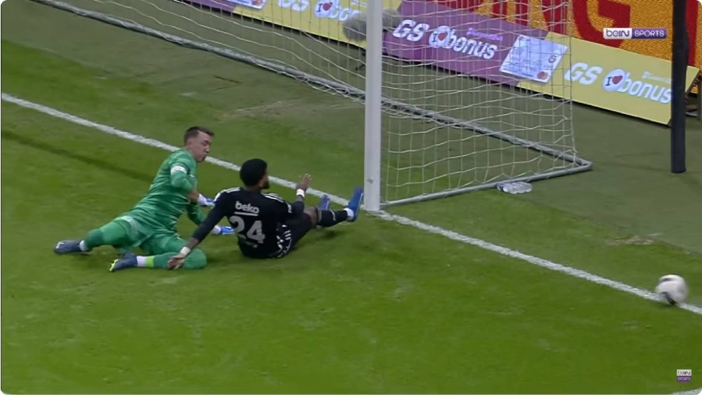 Penjaga Gol Galatasaray Selamatkan Pemain Dari Musibah Berat