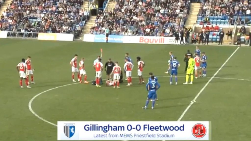 Pengadil Senang Buat Duit, Layang Dua Kad Merah Untuk Satu ‘Tackle’