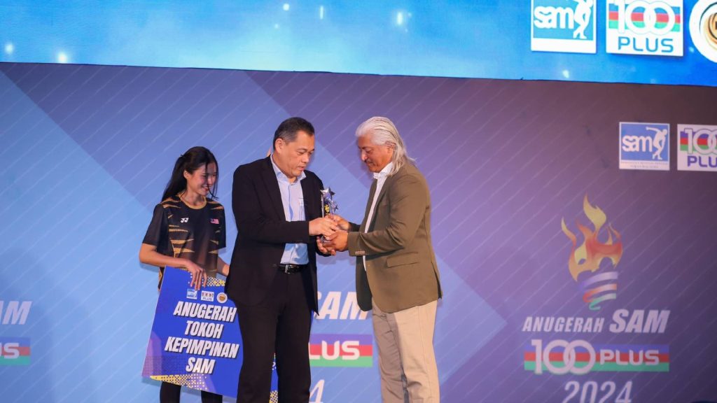 Hamidin Terima Anugerah Tokoh Kepimpinan Sukan SAM-100PLUS