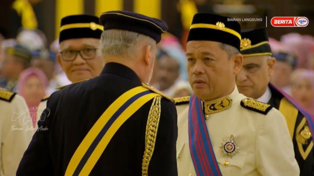 Hamidin Terima Darjah  Tan Sri Daripada Sultan Ibrahim