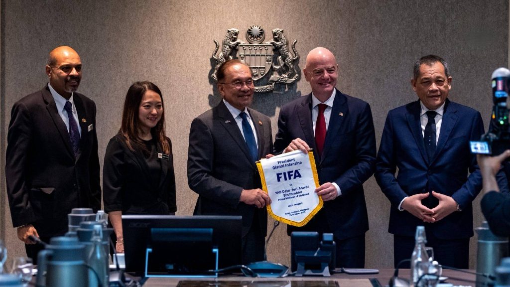 Anwar Ibrahim Bahas 3 Agenda Utama Bersama Presiden FIFA