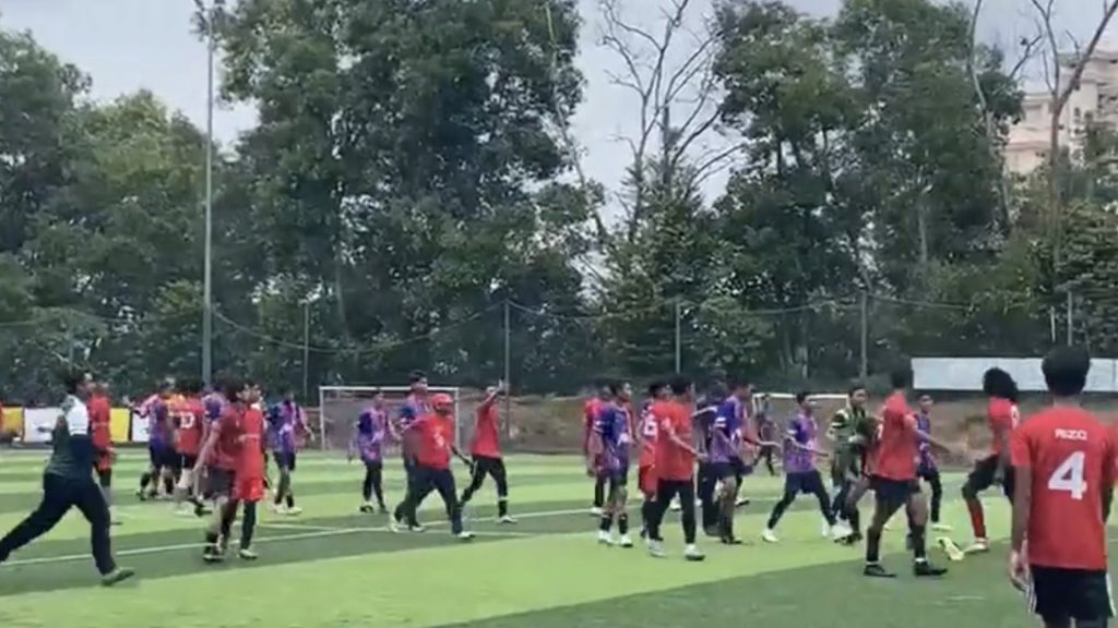 Liga Suparimau Dicemari Insiden Sepak Terajang