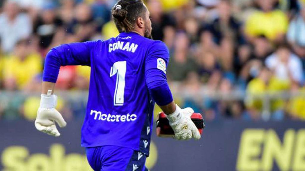 Penjaga Gol Selamatkan Penyokong Semasa Perlawanan Cadiz-Barcelona