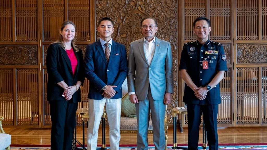 Anwar Ibrahim Puji Johan Ghazali