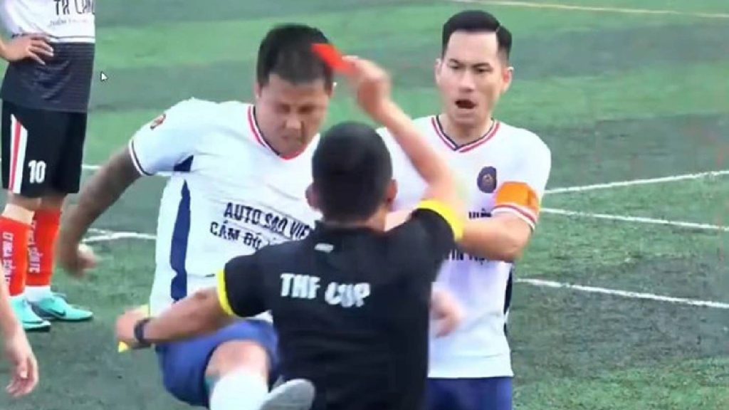 Pemain Vietnam Serang Pengadil