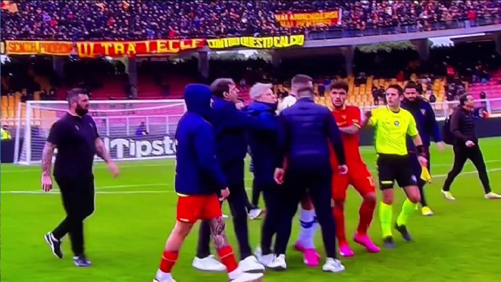 Jurulatih Tanduk Pemain Lawan, Akhirnya Dibuang Kerja