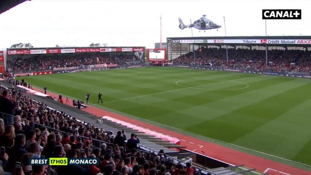 Cara Unik Hantar Bola Perlawanan Di Perancis Guna Helikopter