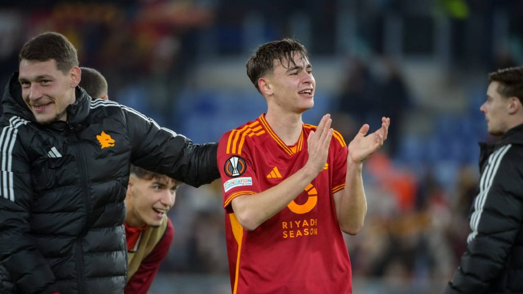 Air Mata Jantan Pemain AS Roma Gugur Di Tengah Padang