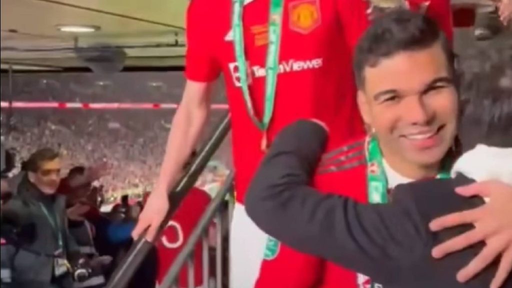 Pemain Man Utd Raikan Piala Bersama Penyokong OKU