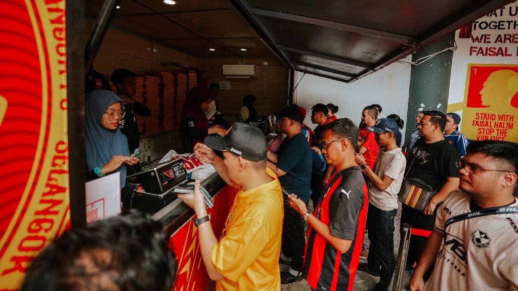 Penyokong Selangor Serbu Gerai Jersi Walaupun Tengah Malam