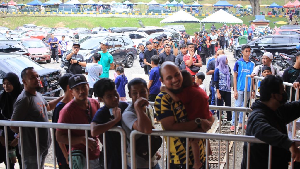 Peminat Berpusu-Pusu Dapatkan Tiket Sri Pahang vs Sabah