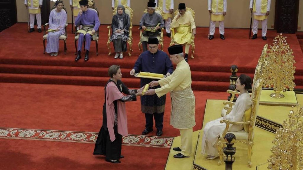 Tang Jie-Ee Wei Terima Anugerah Daripada Sultan Perak