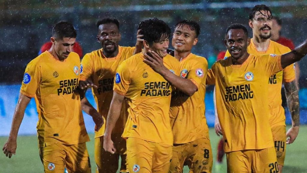 Semen Padang Lawan Pemanas Badan Dua Kelab Liga Super