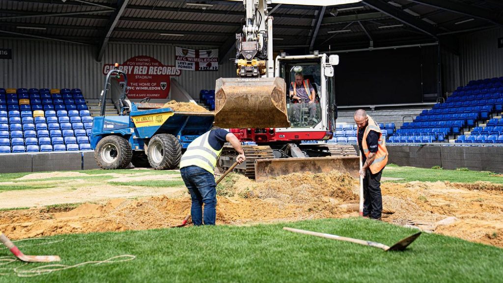 Penyokong Bantu AFC Wimbledon Baiki Padang Rosak Akibat Banjir