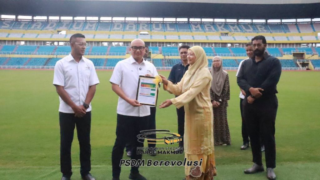 Padang Stadium Darul Makmur Terima Sijil FIFA
