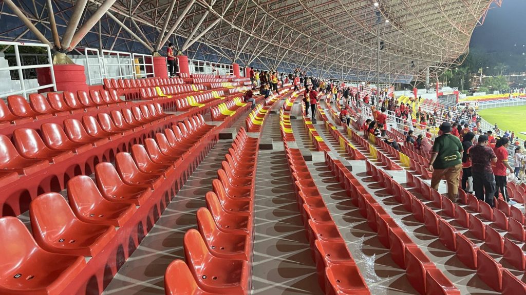 Penyokong Berganding Bahu Kutip Sampah Selepas Tamat Perlawanan Di Stadium MBPJ