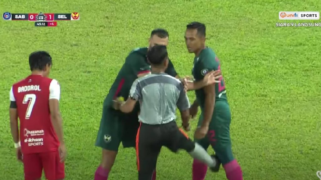 Pengadil Sepak Pemain Selangor? Tetapi Penonton Terlihat Sesuatu