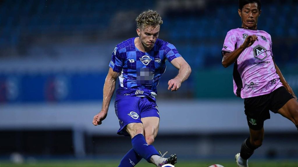 Chonburi Hantar Pingat Kejuaraan Kepada Fergus Tierney