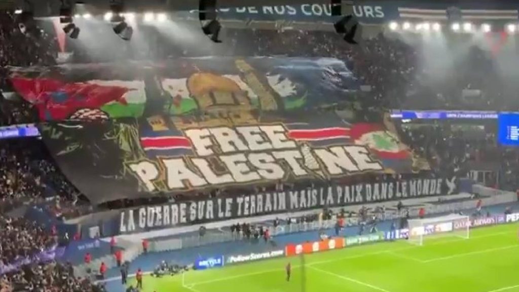 Tifo ‘Bebas Palestin’ Hiasi Aksi PSG & Atletico Madrid