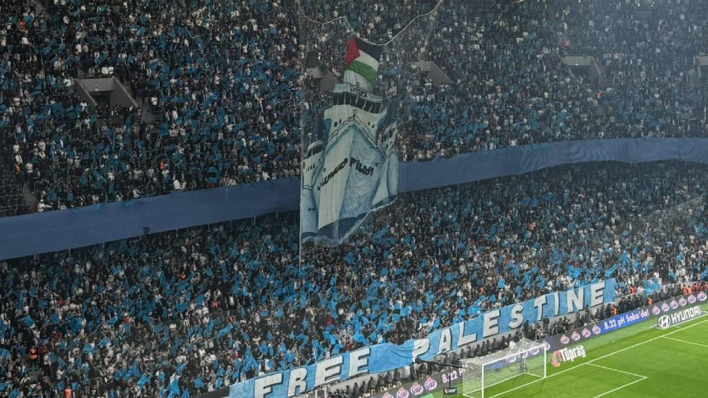 Tifo Global Sumud Flotilla Hiasi Aksi Besiktas & Fenerbahce