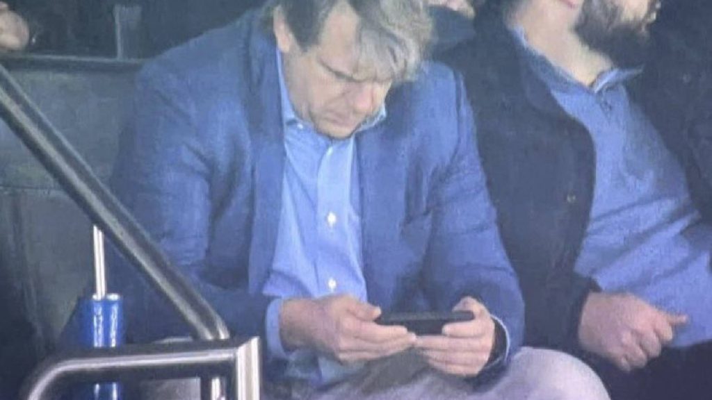 Pemilik Chelsea Leka Bermain Telefon Ketika Aksi Sedang Berlangsung