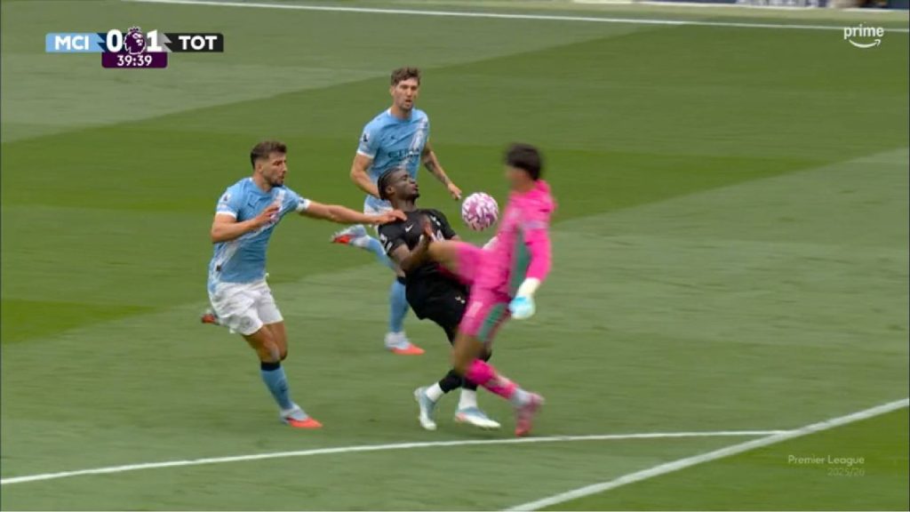 Cabaran ‘Kungfu’ Penjaga Gol Man City Curi Perhatian Peminat