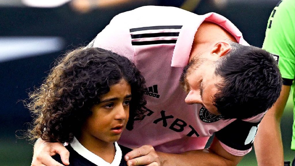 Aksi Lionel Messi Pujuk Maskot Tarik Perhatian