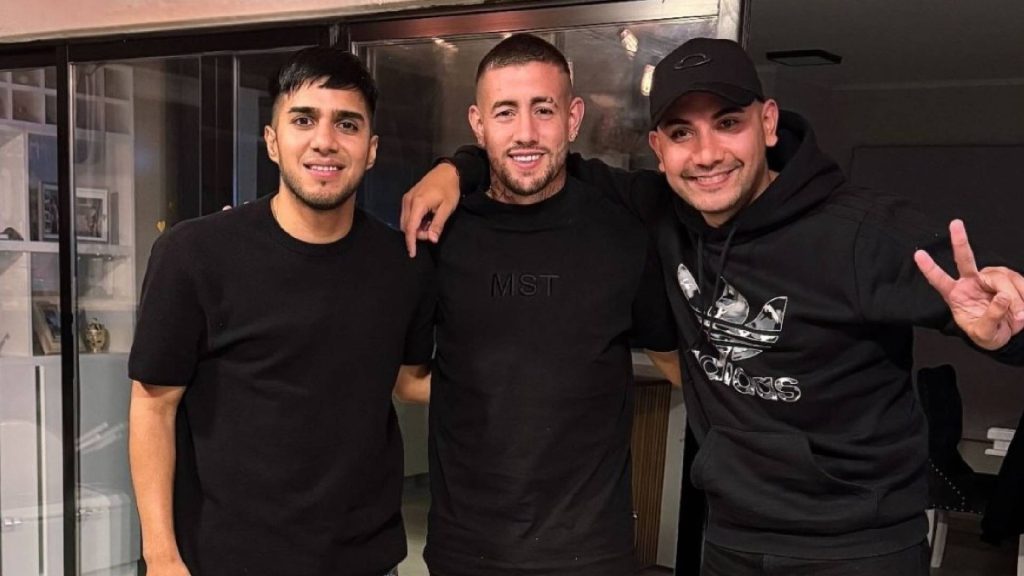 Rodrigo Holgado Ceria Bersama Leandro Velasquez