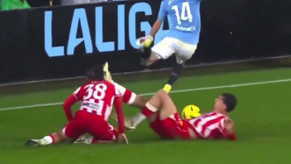 Tindakan Ngeri Pemain Hentak Kaki Ke Muka Rakan Sepasukan