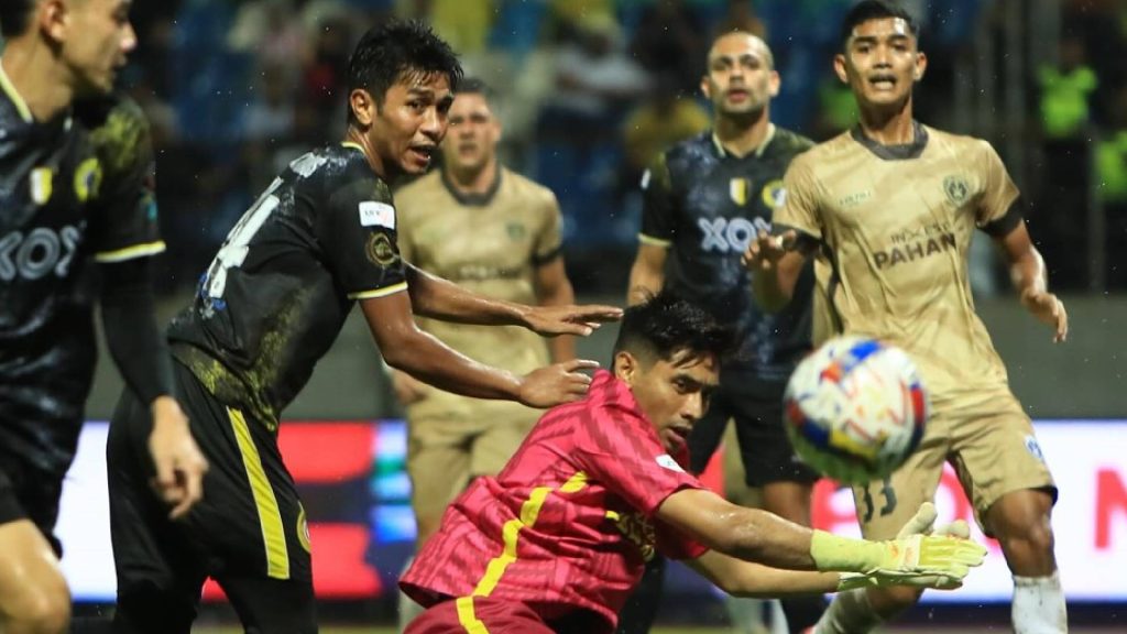 Zarif Irfan Terima Kad Merah, Siku Muka Clayton