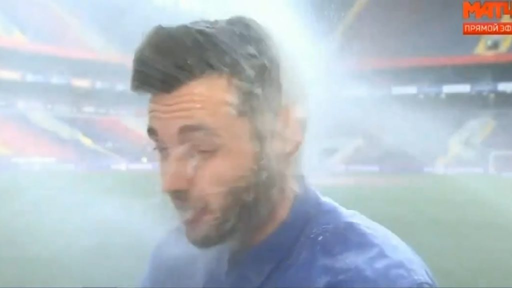 Wartawan Kental Disembur Air Ketika On-Air