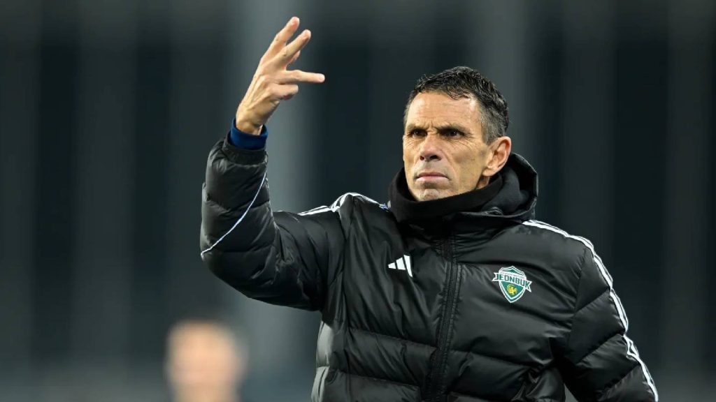 “Seseorang Duduk Di Malaysia atau Zurich Dengan Tali Leher” – Gus Poyet