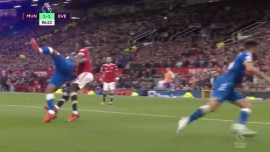 Tular Aksi Paul Pogba ‘Wrestling WWE’ Terhadap Yerry Mina