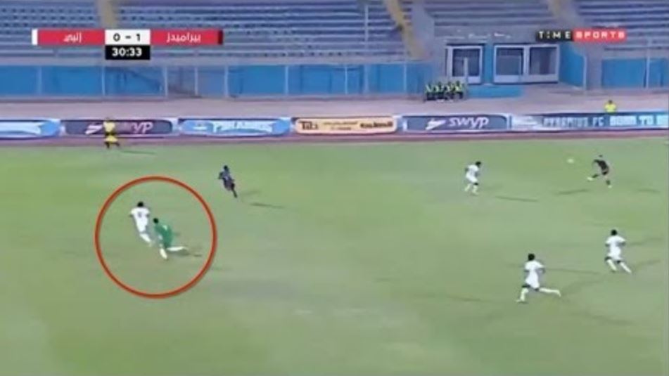 Aksi Penjaga Gawang Terbang Seperti Spider-man